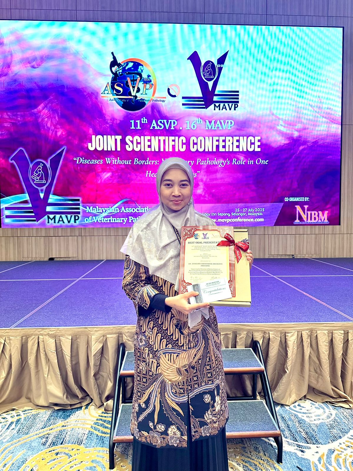 Dekan Fakultas Kedokteran Hewan (FKH) Universitas Brawijaya (UB), Drh. Dyah Ayu Oktavianie AP., M.Biotech., AP.Vet, peraih penghargaan Best Oral Presenter pada konferensi internasional bergengsi, 11th Asian Society of Veterinary Pathology (ASVP) – 16th Malaysian Association of Veterinary Pathology (MAVP) Joint Conference.(foto: Humas UB)