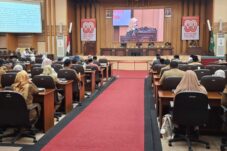 Wakil Bupati Malang Hj. Lathifah Shohib membacakan usulan dari Pemerintah Kabupaten Malang dalam Rapat Paripurna di DPRD Gedung Kabupaten Malang, Senin (04/08/2025). (Foto: Abdullah/tagarjatim.id)