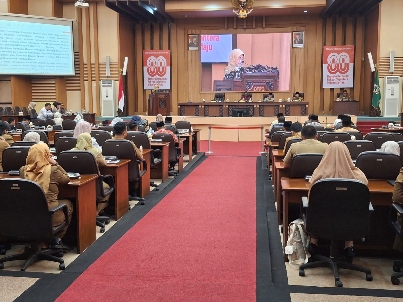 Wakil Bupati Malang Hj. Lathifah Shohib membacakan usulan dari Pemerintah Kabupaten Malang dalam Rapat Paripurna di DPRD Gedung Kabupaten Malang, Senin (04/08/2025). (Foto: Abdullah/tagarjatim.id)