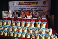 Polisi tunjukkan barang bukti dan tersangka pengoplos beras di Sidoarjo, Senin (4/8/2025). (Foto : Eleanor)