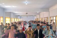 Rijal Mumazziq Z. (dua dari kiri) bersama para pembicara lain dan seluruh peserta yang merupakan mahasiswa dan pelajar asal Patani yang kuliah di berbagai kota di Indonesia. (Foto: Adi Permana/ tagarjatim.id )