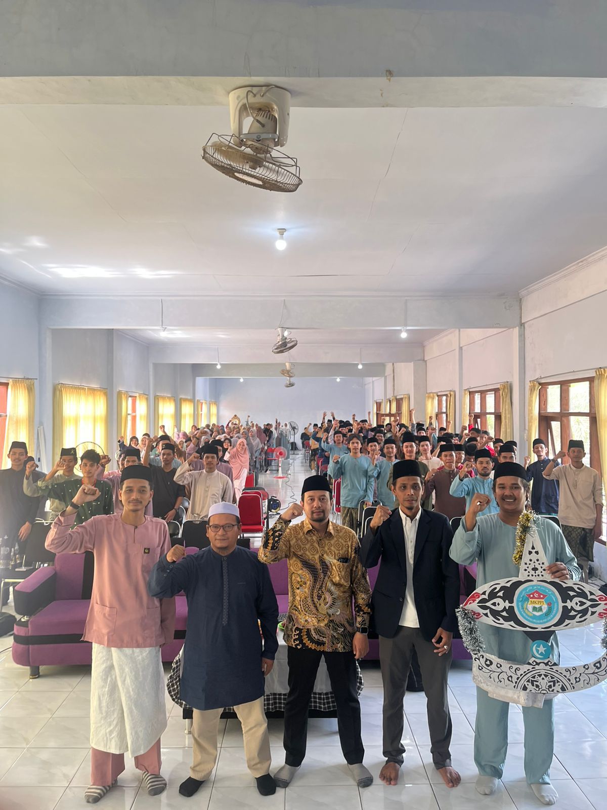 Rijal Mumazziq Z. (dua dari kiri) bersama para pembicara lain dan seluruh peserta yang merupakan mahasiswa dan pelajar asal Patani yang kuliah di berbagai kota di Indonesia. (Foto: Adi Permana/ tagarjatim.id )