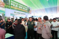 Ribuan Warga Serbu GPM Polda Jatim, 825 Ton Beras Tersalur Serentak 17 Kapolda Jatim Irjen Pol Nanang Avianto bersama Kasdam V/Brawijaya Brigjen Terry Tresna Purnama memantau langsung Gerakan Pangan Murah di Sidoarjo, Kamis (14/8/2025).