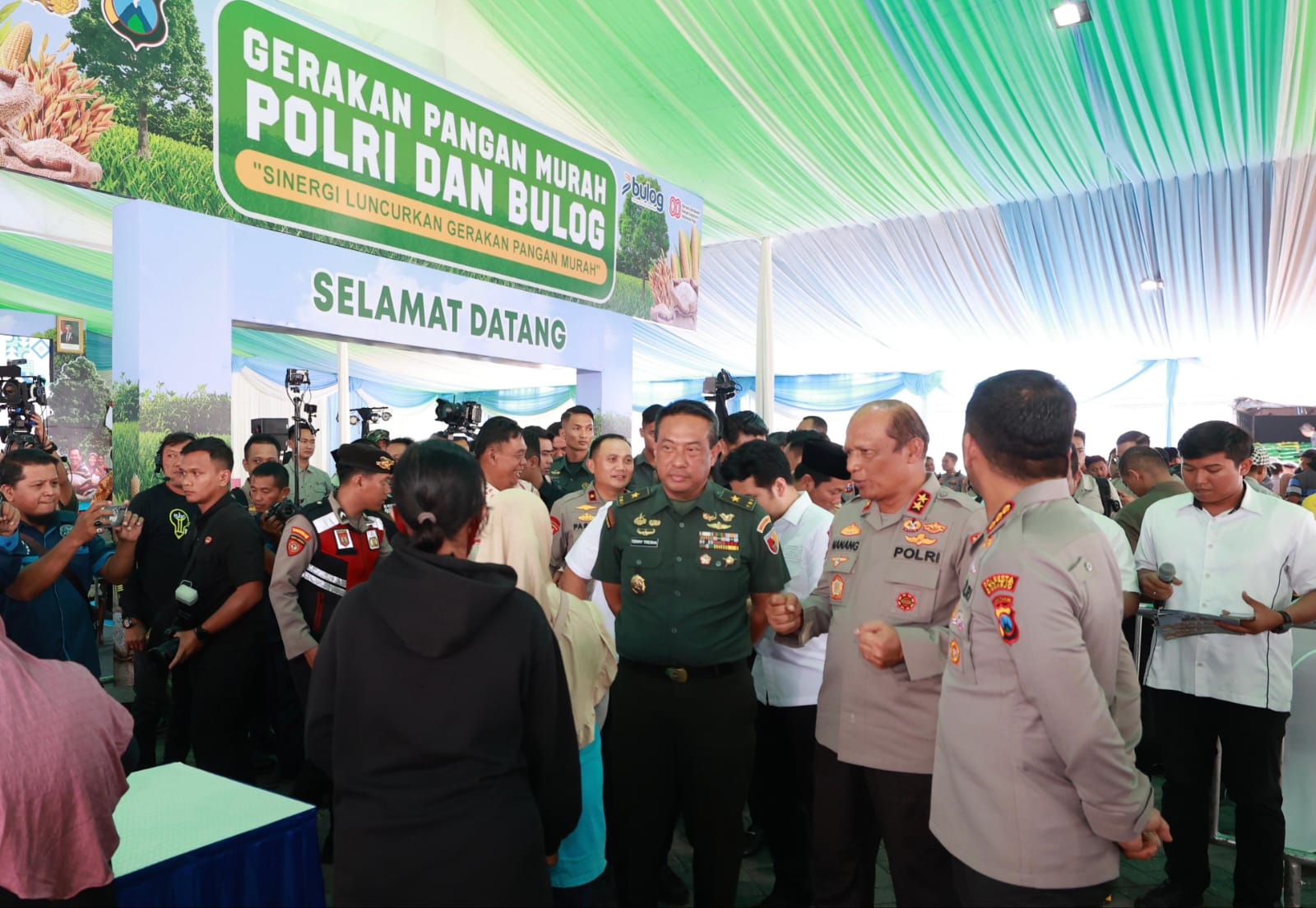 Kapolda Jatim Irjen Pol Nanang Avianto bersama Kasdam V/Brawijaya Brigjen Terry Tresna Purnama memantau langsung Gerakan Pangan Murah di Sidoarjo, Kamis (14/8/2025).