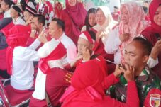 Sejumlah keseruan dalam perlombaan rakyat Agustusan di halaman markas komando Kodim 0833. Digelar untuk ajak masyarakat bersatu dalam semangat hari kemerdekaan. (Foto Fajar Nusantara/Tagarjatim.id)