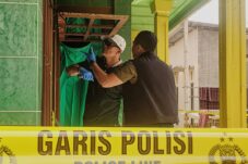Satreskrim Polres Batu bersama Tim Inafis berupaya mencari bukti kuat saat olah TKP.