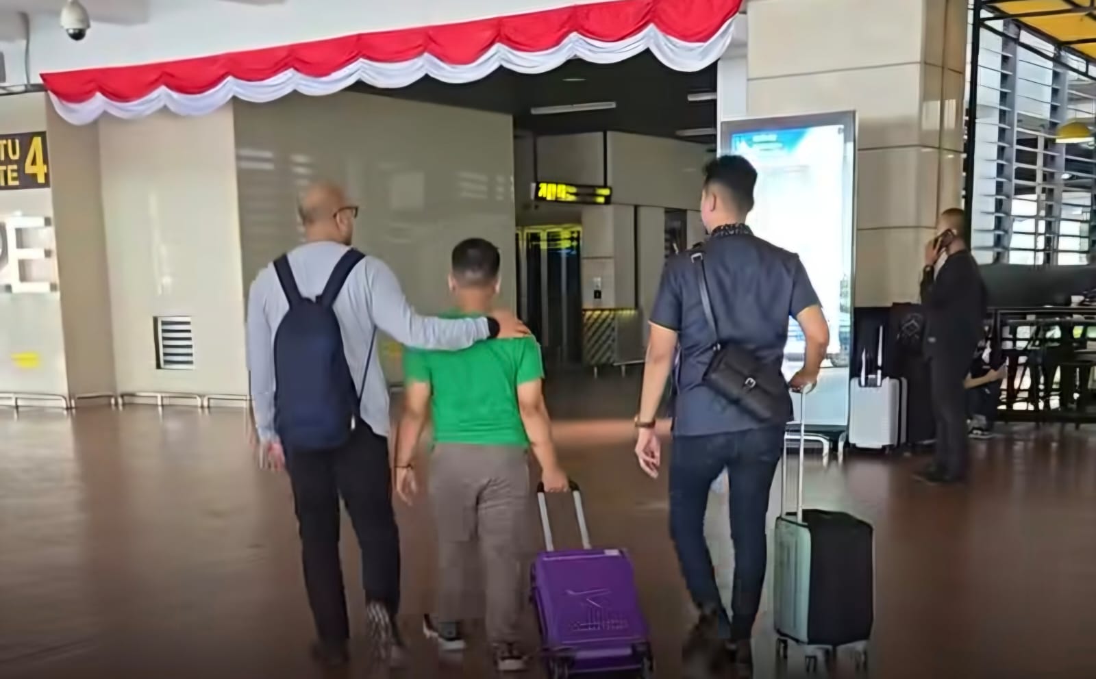 WNA Malaysia dikawal petugas Imigrasi Blitar menuju bandara untuk proses deportasi ke negara asal (dok. Humas Imigrasi Blitar untuk tagarjatim.id)
