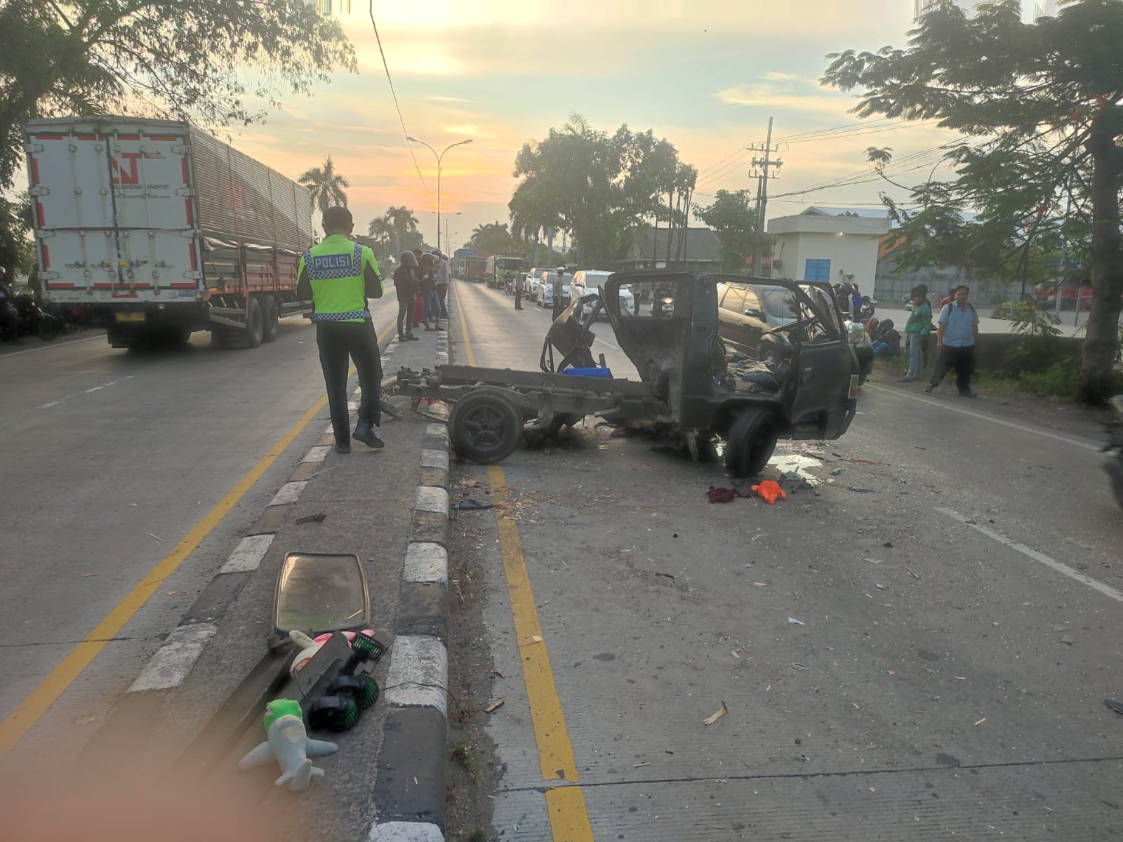 Kondisi kendaraan dan korban di lokasi kecelakaan.