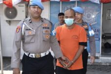 Tersangka sopir truk pelaku tabrak lari diamankan polisi setelah kabur menghindari kejaran polisi (Muhammad/ Tagarjatim.id)