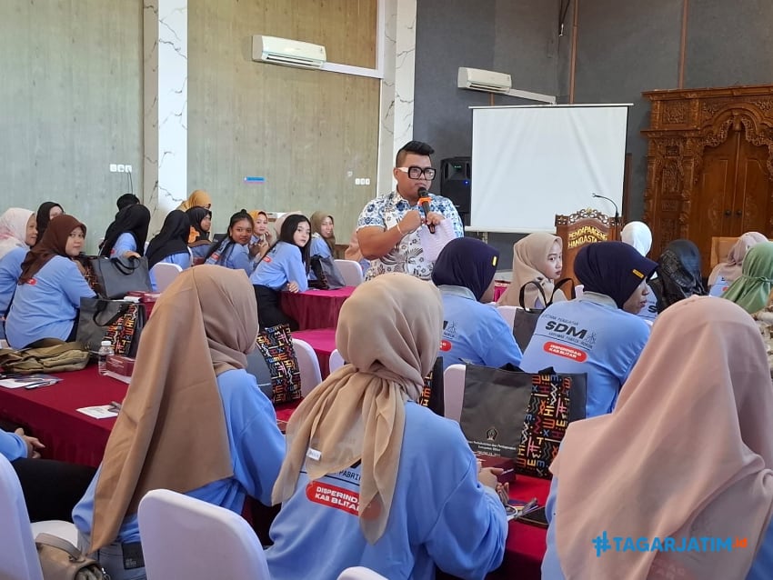 Pengusaha muda Andreas Excelent, menjadi pembicara dalam pelatihan yang digelar Disperindag Kabupaten Blitar (Novianto/ Tagarjatim.id)