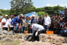 Wali Kota Malang Wahyu Hidayat saat peletakan batu pertama UMKM Center (Dok Humas Pemkot Malang)