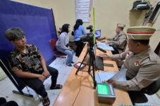 Sambut HUT RI ke 80, Petugas SIM dan Samsat Blitar Kota Berpakaian Pejuang