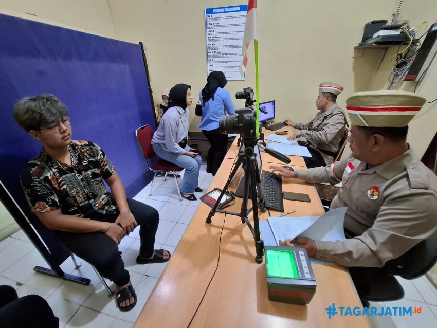 Sambut HUT RI ke 80, Petugas SIM dan Samsat Blitar Kota Berpakaian Pejuang 6 Sambut HUT RI ke 80, Petugas SIM dan Samsat Blitar Kota Berpakaian Pejuang