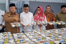 Asta Cita Presiden RI Terus Digencarkan Pemkab Malang, Bupati Sanusi Launching SPPG 5 Bupati Malang HM Sanusi bersama Ketua Yayasan Hashim Asy’ari H. Makrus Sholeh saat launching SPPG di Gondanglegi, Selasa (19/8/2025). (Foto: Abdullah/tagarjatim.id)