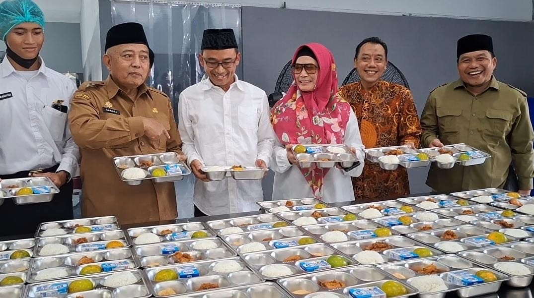 Asta Cita Presiden RI Terus Digencarkan Pemkab Malang, Bupati Sanusi Launching SPPG 14 Bupati Malang HM Sanusi bersama Ketua Yayasan Hashim Asy’ari H. Makrus Sholeh saat launching SPPG di Gondanglegi, Selasa (19/8/2025). (Foto: Abdullah/tagarjatim.id)