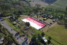 Bendera raksasa yang dibentangkan di lapangan Margomulyo, Desa Harjokuncaran, Kecamatan Sumbermanjing Wetan, Kabupaten Malang (Fajar Nusantara/ Tagarjatim.id)