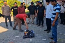 Pembakaran Bendera One Piece (Sapari/ Tagarjatim.id)