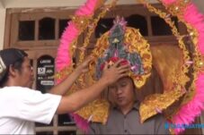 Unik, Limbah Rumah Disulap Jadi Kostum Karnaval di Jombang