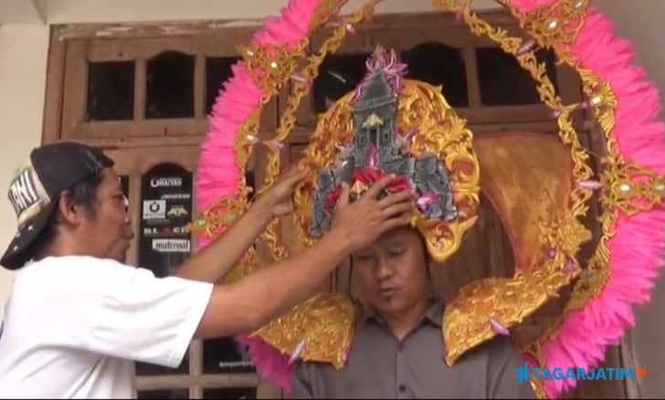 Unik, Limbah Rumah Disulap Jadi Kostum Karnaval di Jombang