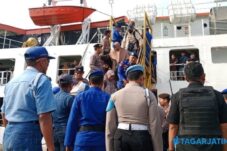 Kapal Gili Iyang Terbakar saat Layar Perdana Menuju Bawean, Penumpang Panik Ketakutan 2 Kapal Gili Iyang Terbakar saat Layar Perdana Menuju Bawean, Penumpang Panik Ketakutan