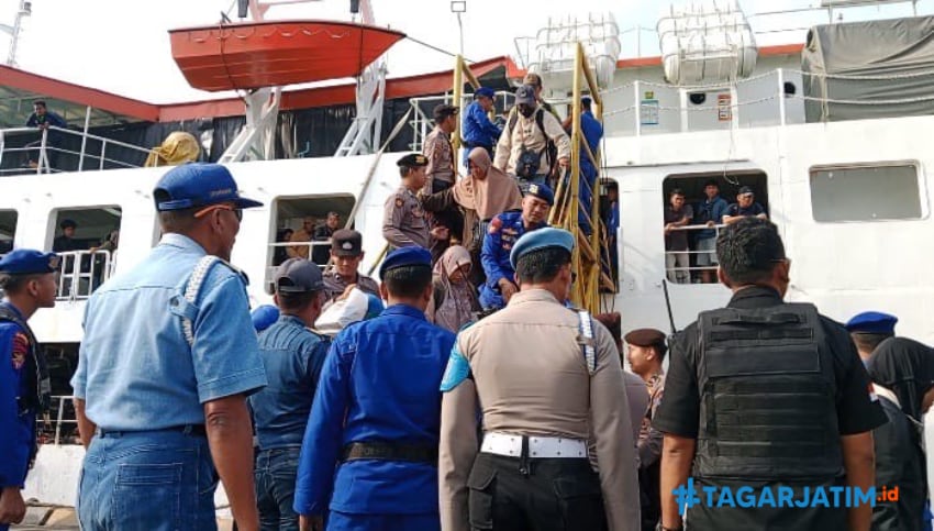 Kapal Gili Iyang Terbakar saat Layar Perdana Menuju Bawean, Penumpang Panik Ketakutan