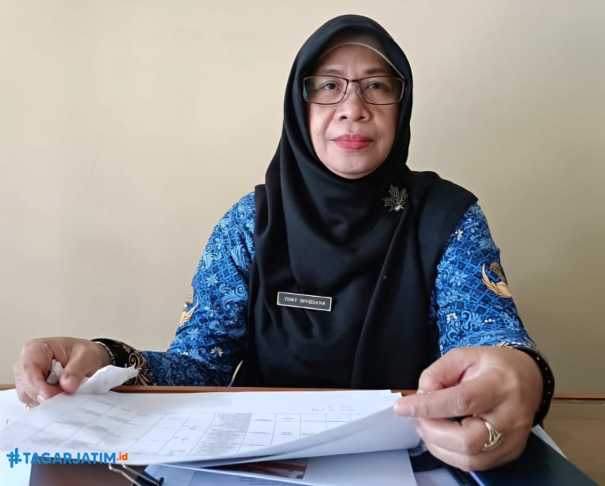 Kabid Industri Disperindag Kabupaten Blitar, Temy Sevidiana di ruang kerjanya (Novianto, tagarjatim.id)
