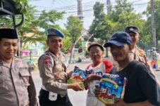 Polisi Jombang Bagi Puluhan Paket Sembako ke Anak Yatim dan Pengayuh Becak