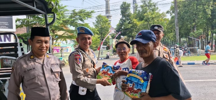Polisi Jombang Bagi Puluhan Paket Sembako ke Anak Yatim dan Pengayuh Becak 4 Polisi Jombang Bagi Puluhan Paket Sembako ke Anak Yatim dan Pengayuh Becak