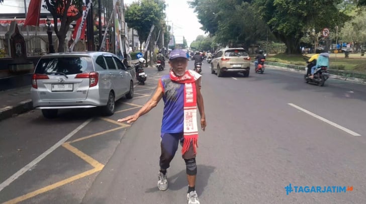 Bangkitkan Arema, Mbah Kusno Jalan Mundur Dari Stasiun Malang ke Stadion Kanjuruhan