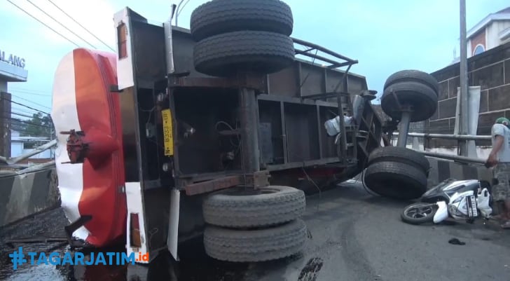 Truk Tangki Tetes Tebu Terguling di Jembatan Layang Malang, 4 Orang Luka 17 Truk Tangki Tetes Tebu Terguling di Jembatan Layang Malang, 4 Orang Luka