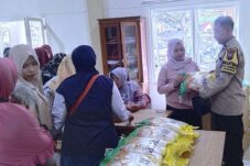 Warga membeli beras murah yang disediakan Polresta Malang Kota (Istimewa)