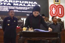 Ketua DPRD Kota Malang (tengah) Amithya Ratnanggani Sirnaduhita usai rapat paripurna di gedung DPRD Kota Malang (Istimewa)