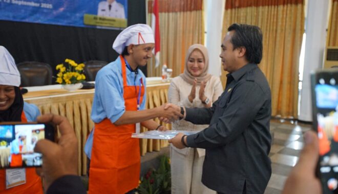 Kepala Disnaker-PMPTSP Kota Malang, Arif Tri Sastyawan menyerahkan sertifikat Pelatihan Olahan Pangan kepada pekerja pabrik rokok yang menjadi peserta (Istimewa)