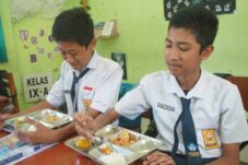 Siswa SMPN 1 Jombang menikmati Makan Bergizi Gratis (Istimewa)