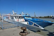 Kapal cepat Gresik- pulau Bawean saat bersandar di dermaga pelabuhan Gresik