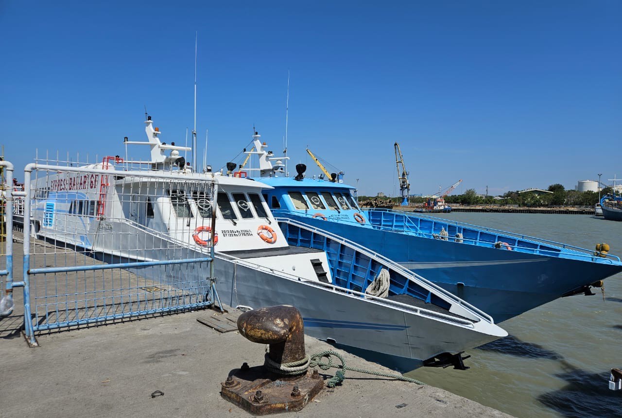 Kapal cepat Gresik- pulau Bawean saat bersandar di dermaga pelabuhan Gresik