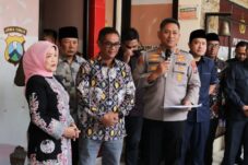 Keluarga Terduga Pelaku Pengrusakan Kunjungi Mapolsek dan Pos Polisi yg Dirusak