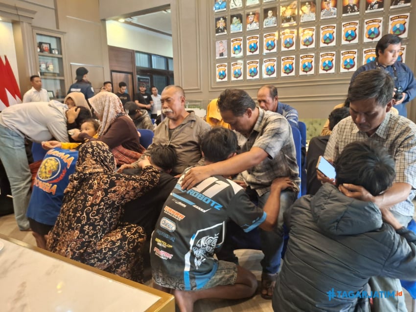 13 Terduga Pelaku Perusakan Pos Polisi di Malang Menangis Saat Bertemu Orang Tua