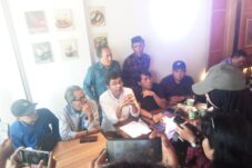 Aktivis 98 saat menggelar konpers di Surabaya, Senin (1/9/2025). (Foto : Eleanor)