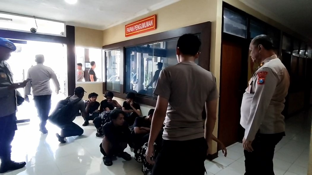 Para pelajar yang diamankan di Mapolres Lamongan.
