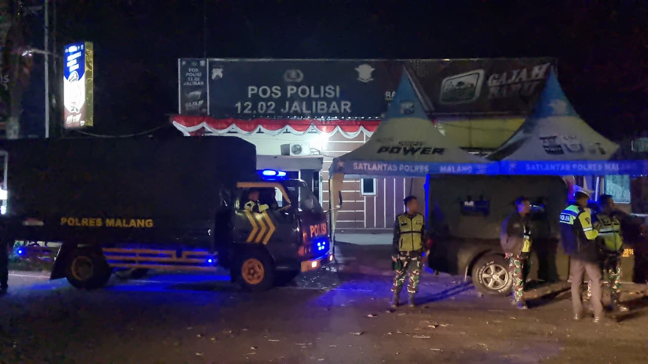 Polres Malang - Kodim 0818 Gelar Patroli Gabungan untuk Memastikan Kondisi Aman 2 Petugas gabungan Polres Malang bersama Kodim 0818 Malang-Batu saat menggelar patroli, Senin (1/9/2025). (Istimewa)