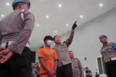 Polisi hadirkan 1 tsk dari 41 pelaku yang ditangkap, saat rilis di Mapolres Blitar beserta bb (Novianto, tagarjatim.id)