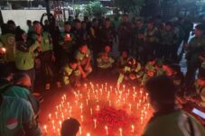 Ratusan ojol di Sidoarjo saat menggelar malam doa untuk Affan di Monumen Jayandaru. (Foto : Eleanor)