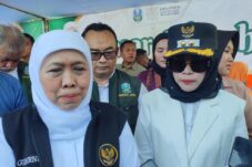 Gubernur Jatim usai meninjau pasar murah di Kecamatan Taman, Kabupaten Sidoarjo, Kamis (4/8/2025). (Foto : Eleanor)