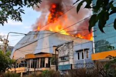 : Si jago merah melahap gedung bekas bioskop di Surabaya, Kamis (4/8/2025). (Foto : Istimewa)