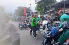 Puluhan driver online Kota Batu terlibat aktif dalam menjaga ketertiban dengan cara ikut berjaga sekaligus membersihkan pos polisi sebagai wujud kepedulian.