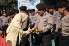 Suasana hangat sekaligus haru terasa di Mapolres Batu, Kamis (4/9/2025). Rombongan siswa dan guru Madrasah Aliyah Negeri (MAN) Kota Batu datang dengan kejutan istimewa: membagikan bunga dan buah jeruk untuk jajaran kepolisian sebagai bentuk kepedulian dan penghargaan atas kerja keras menjaga keamanan.