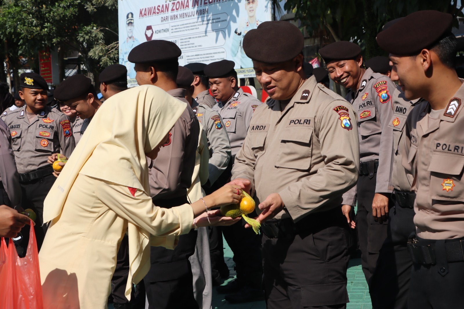Suasana hangat sekaligus haru terasa di Mapolres Batu, Kamis (4/9/2025). Rombongan siswa dan guru Madrasah Aliyah Negeri (MAN) Kota Batu datang dengan kejutan istimewa: membagikan bunga dan buah jeruk untuk jajaran kepolisian sebagai bentuk kepedulian dan penghargaan atas kerja keras menjaga keamanan.