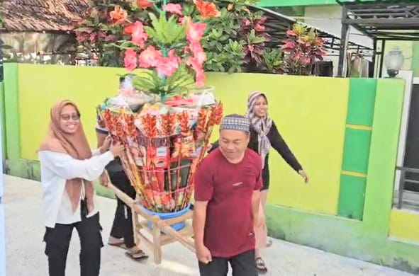 Unik, Rayakan Maulid Nabi, Warga Daun Timur Bawean Arak Angkaan Bernilai Jutaan Rupiah 1 kemeriahan tradisi angkaan, rayakan maulid Nabi Muhammad di pulau Bawean