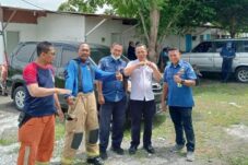 Edi (dua dari kiri) petugas pemadam kebakaran dari Dinas Pemadam Kebakaran dan Penyelamatan (DPKP) Surabaya meninggal dunia di tengah proses memadamkan kebakaran rumah di Jalan Sememi Jaya VIII, Benowo, Surabaya, Jawa Timur, Jumat (5/9/2025) dini hari. (Foto : Istimewa)